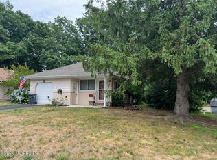 28 Mount Rainier Dr, Toms River, NJ 08753