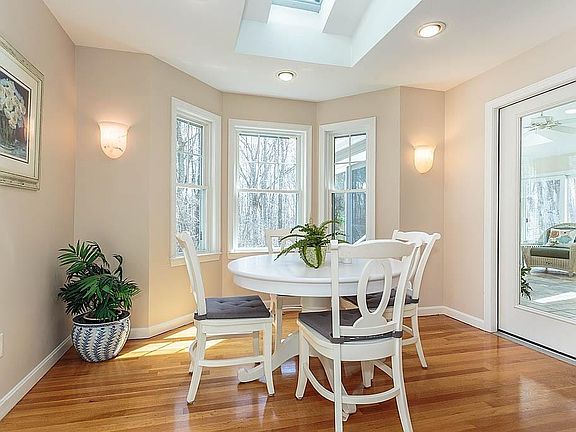 4th image of 32 Brentwood Dr