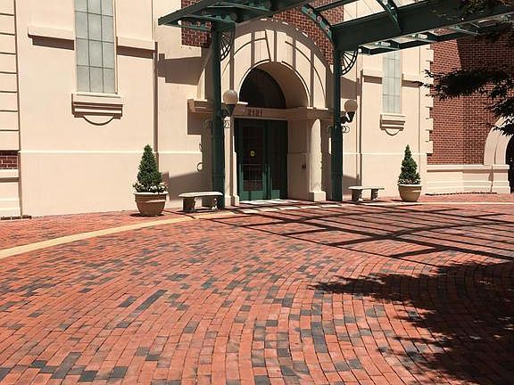 Walk to shopping, restaurants, Metro