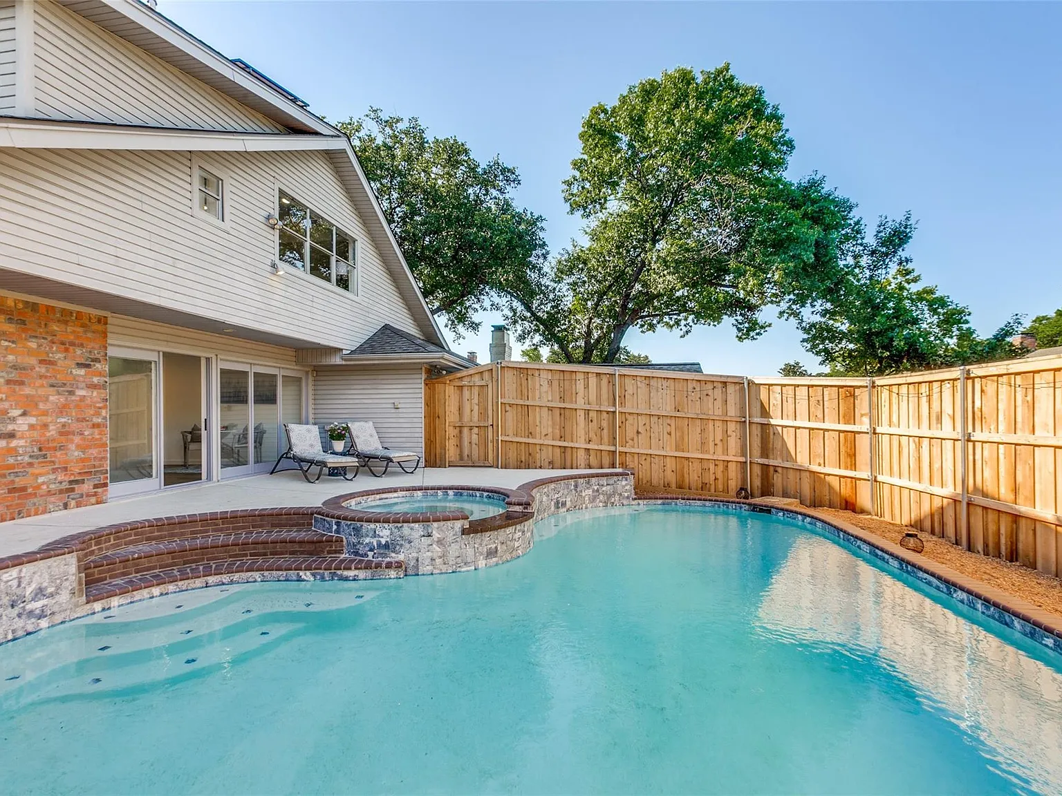 4 bed, 3285 sqft, $5,700 — Photo 2