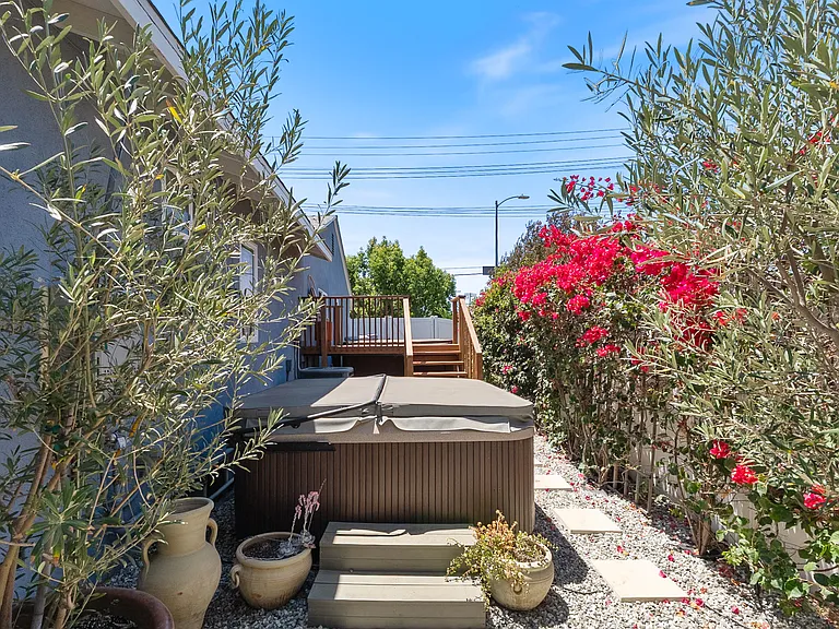 17453 Burbank Blvd — Photo 19