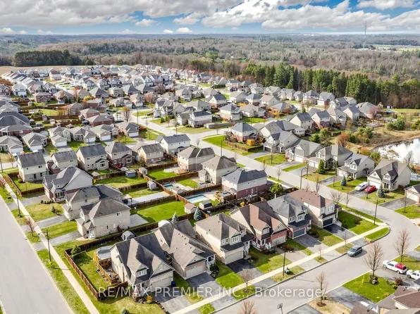 11 Arnold Cres, Essa, ON L3W 0P9