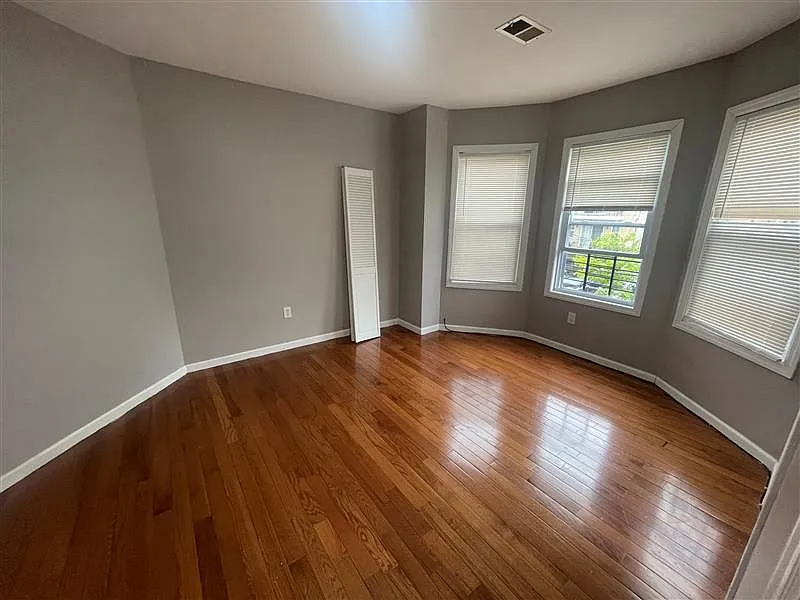 3 bed, 1131 sqft, $2,299 — Photo 3