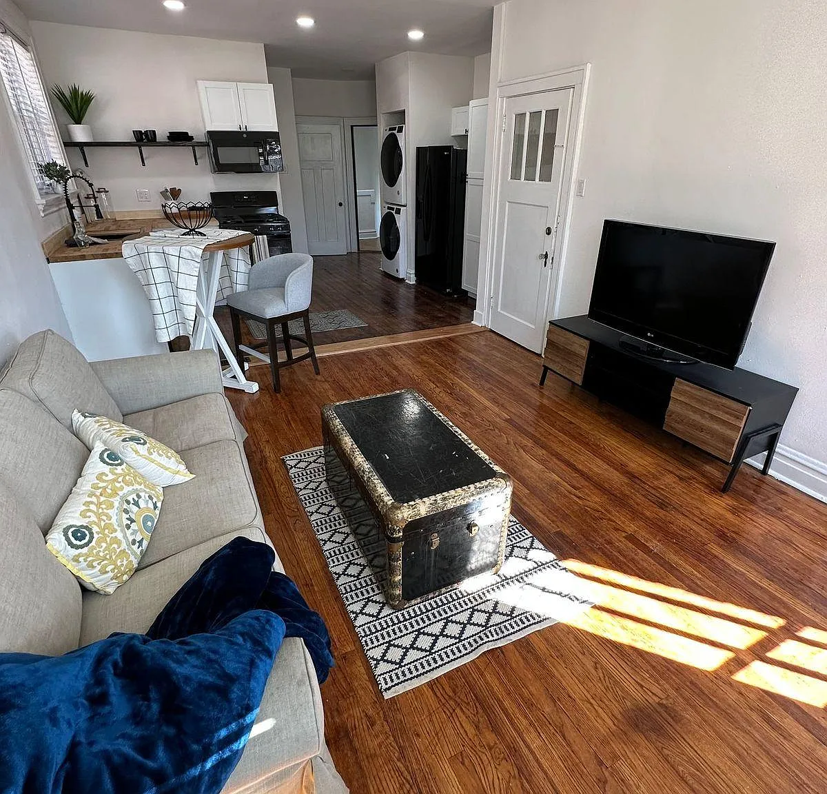 1 bed, 950 sqft, $1,400 — Photo 2