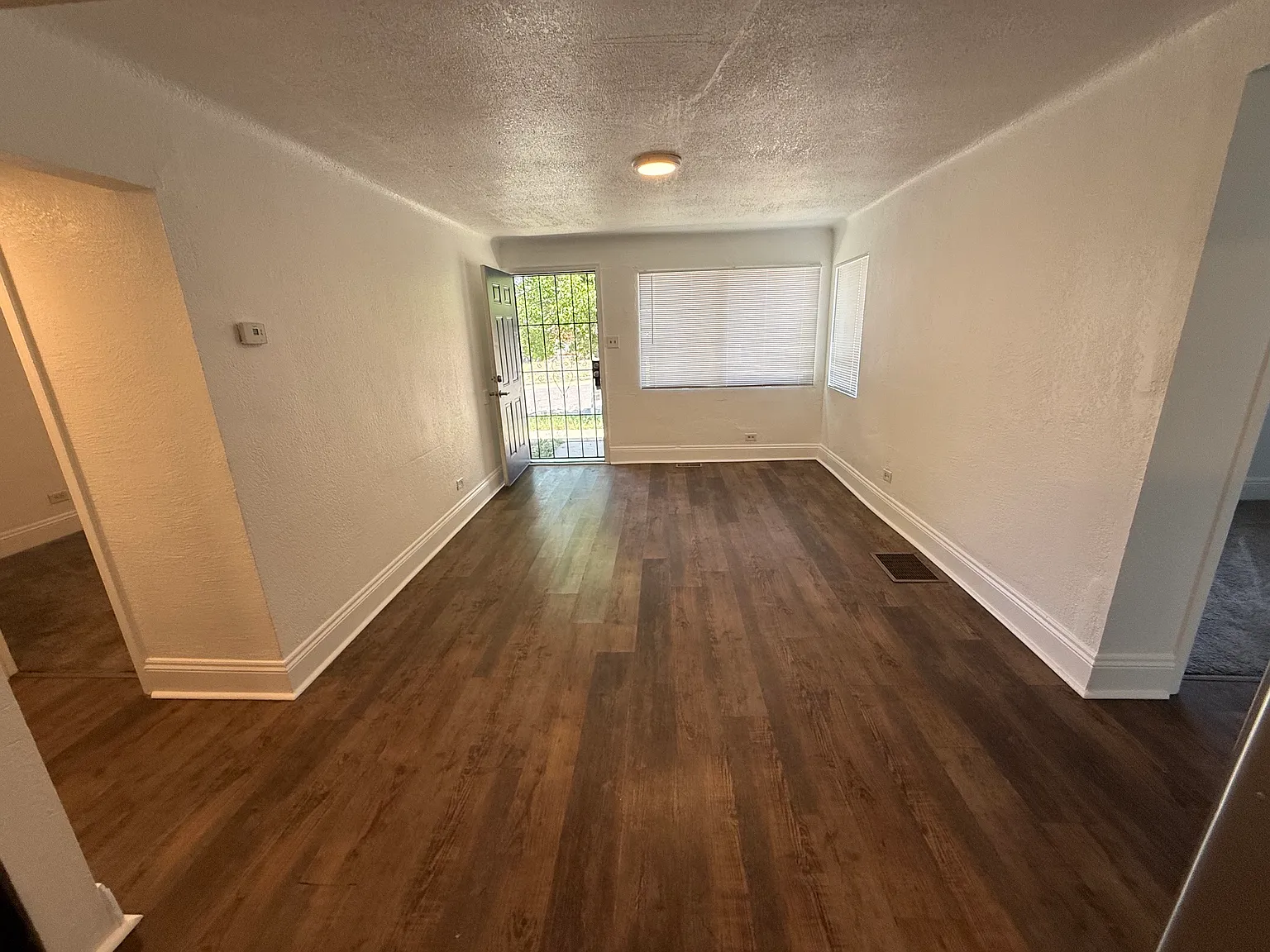 3 bed, 900 sqft, $1,800 — Photo 3