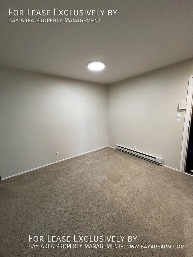 Spacious Top-Floor 1BR/1BA w/ Balcony in North Burlingame — Photo 4