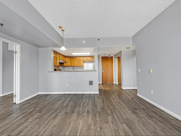 4501 N Hedgerow Dr #4 — Photo 3