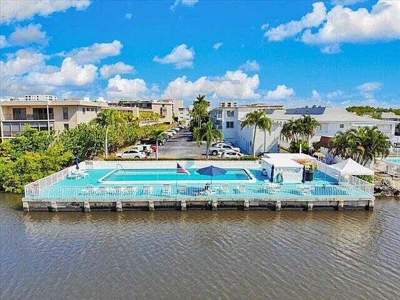 3rd image of 4001 S Ocean Boulevard #307