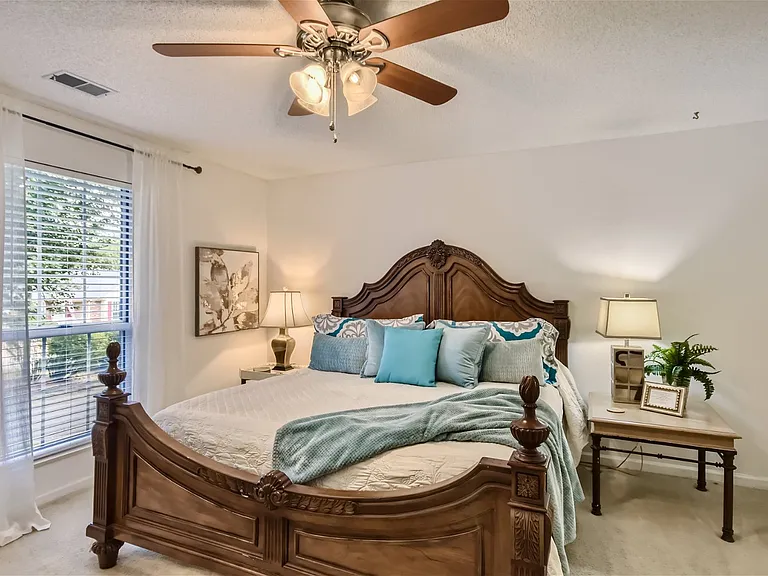 King sized Master bedroom. Plenty of room.