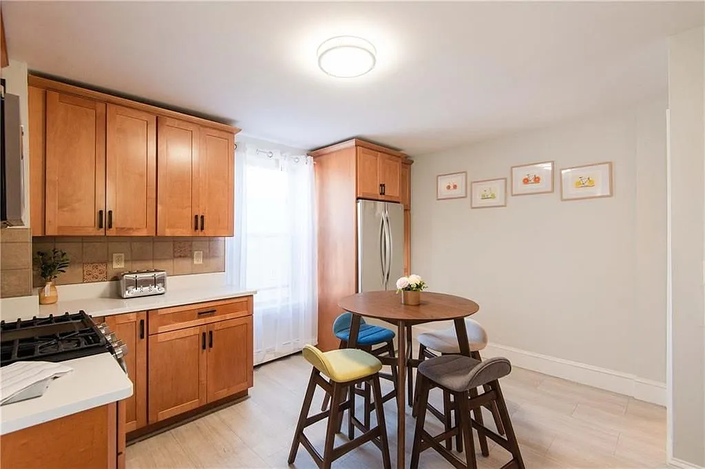 3 bed, 1.0 bath, 1000 sqft, $3,500 — Photo 2