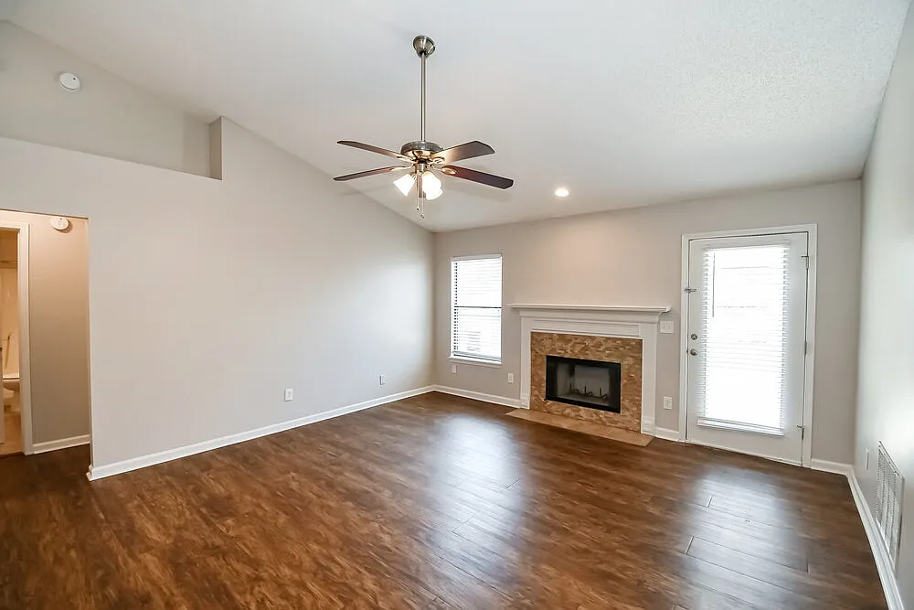 3 bed, 2.0 bath, 1314 sqft, $2,570 — Photo 3