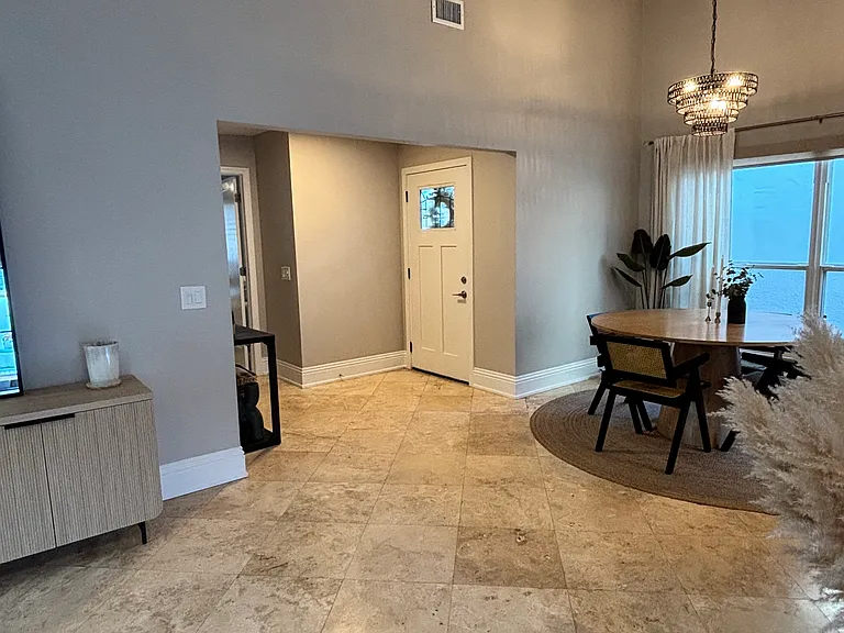 2532 Dauphine Ct E — Photo 4