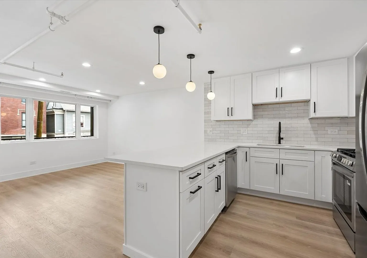 2 bed, 975 sqft, $2,996 — Photo 3