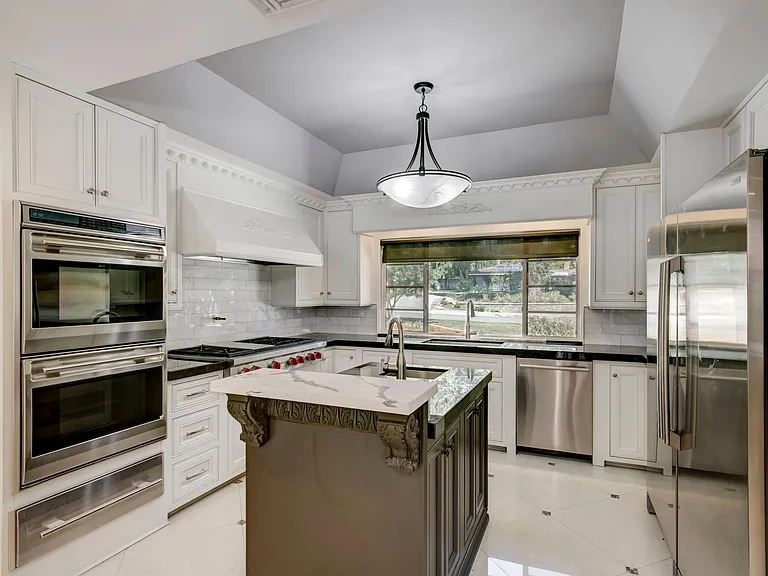 1710 Country Club Dr — Photo 11