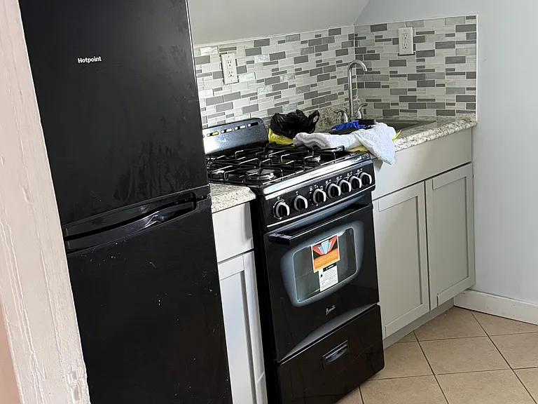 915 Academy St #3 — Photo 3