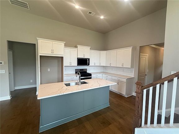 5th image of 348 Lakeside Ct