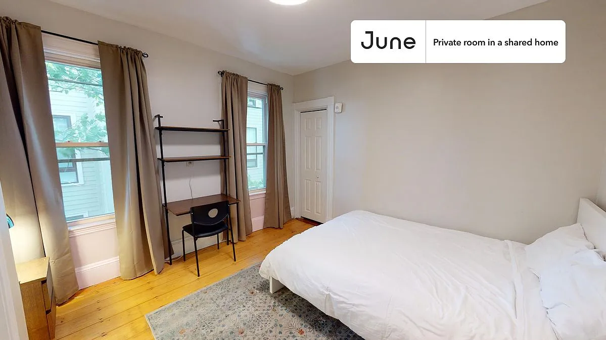 Queen bedroom in 4 bed/1 bath home in Inman Square #751 C — Photo 1