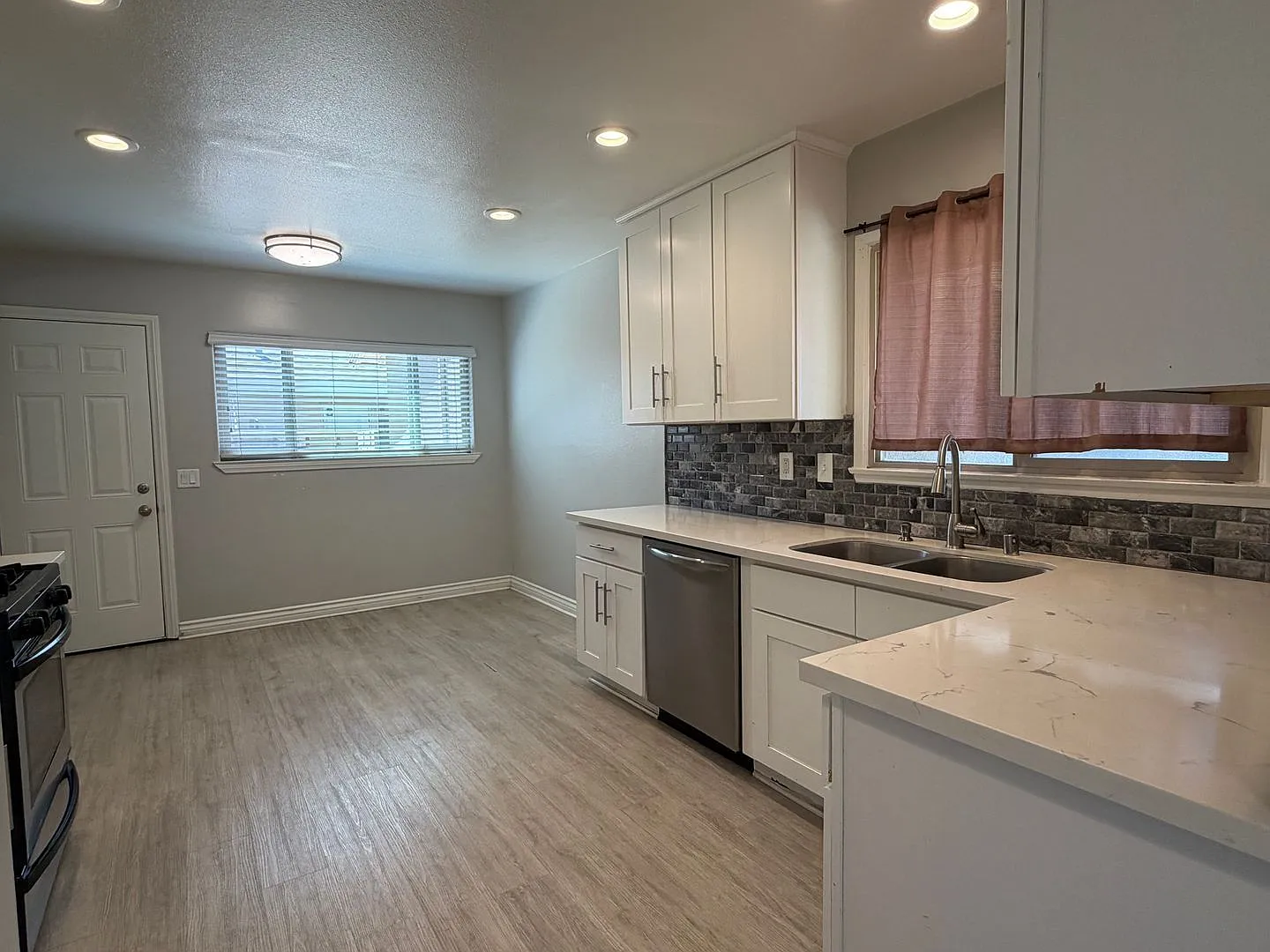 3 bed, 2.0 bath, 1168 sqft, $2,800 — Photo 2