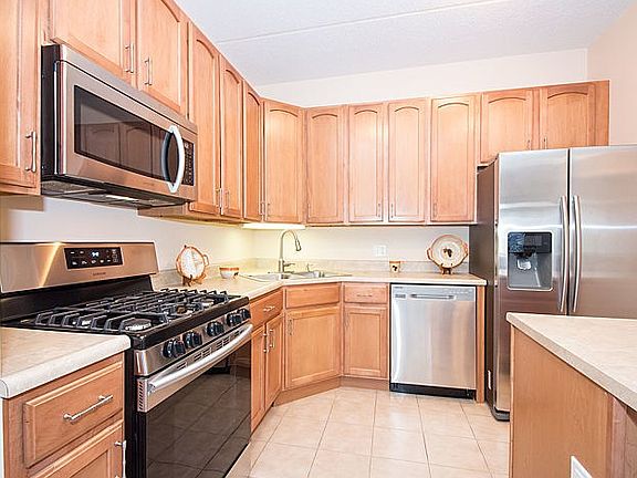 4th image of 2335 W Belle Plaine Ave APT 102