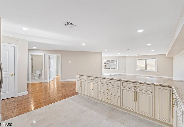 658 Market St — Photo 17