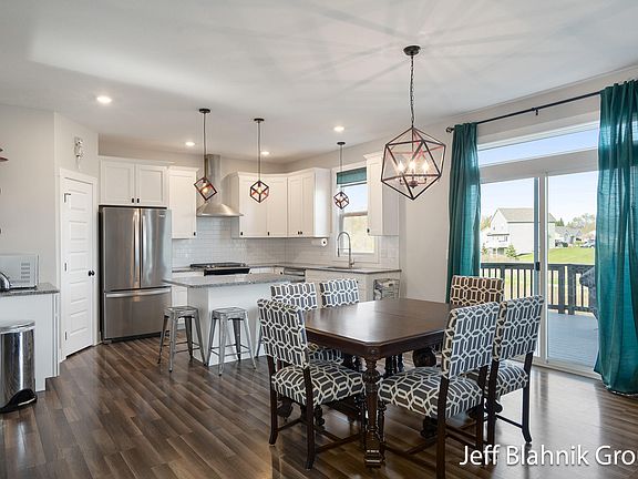 5th image of 1068 Sydney Dr NW