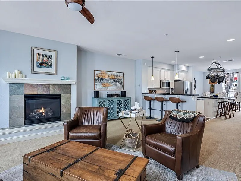 3 bed, 2.5 bath, 1774 sqft, $3,395 — Photo 3