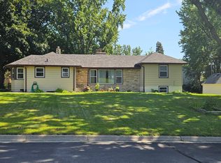3217 Vista Dr, Golden Valley, MN 55422