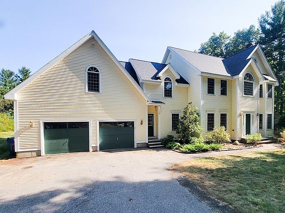2nd image of 10 Hyde Park Circle