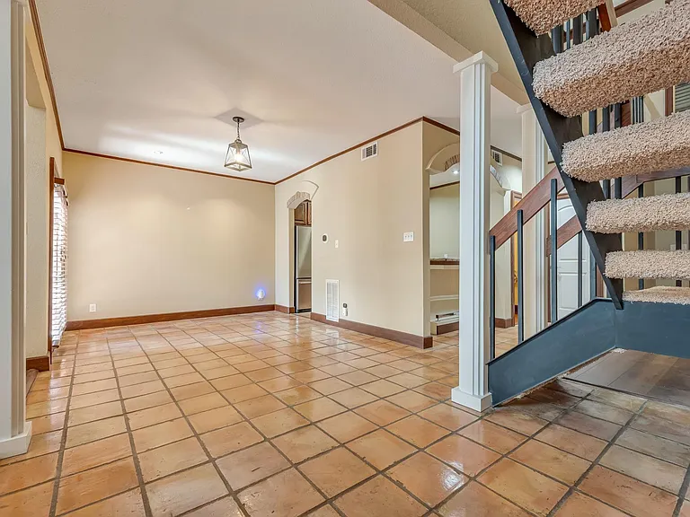 516 S Post Oak Ln #18 — Photo 5