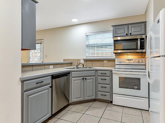 4th image of 1026 W Coffin St #1