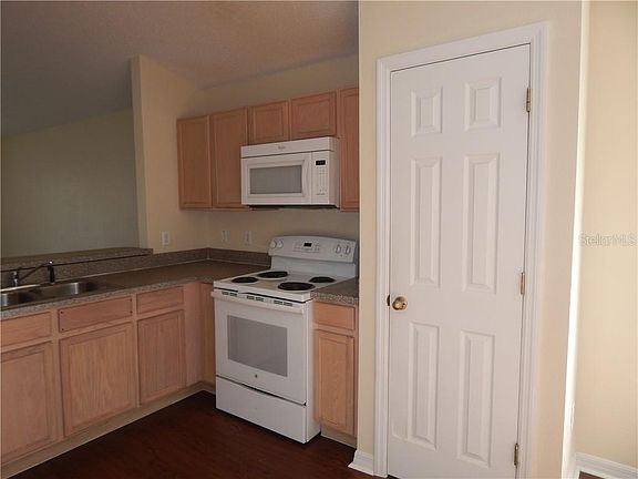 3rd image of 1104 Bloomingdale Dr