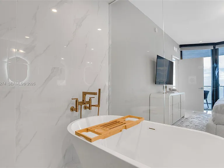 700 NE 24th St #901 — Photo 34