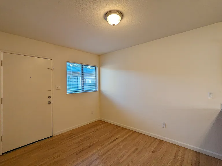1932 Hearst Ave — Photo 58