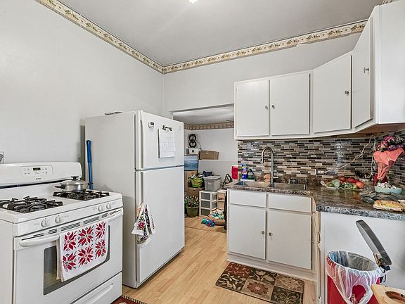 4th image of 700 Villa St