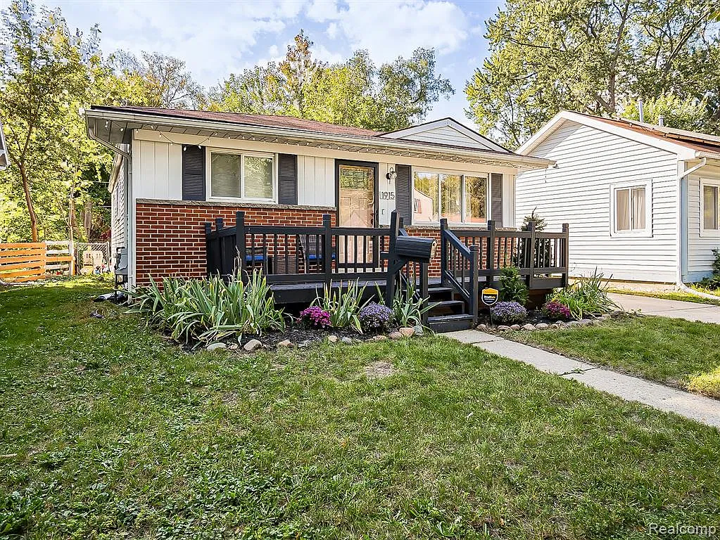 3 bed, 1.0 bath, 994 sqft, $1,950 — Photo 1