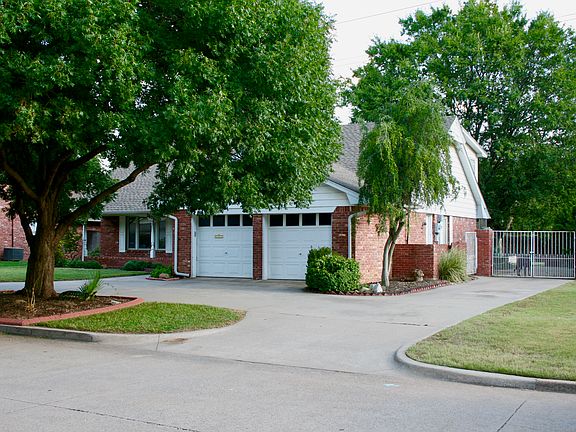 2nd image of 2626 Beaurue Dr