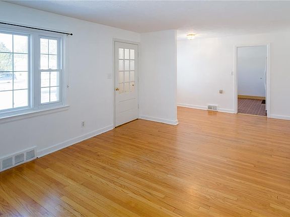 4th image of 916 Meadowbrook Dr