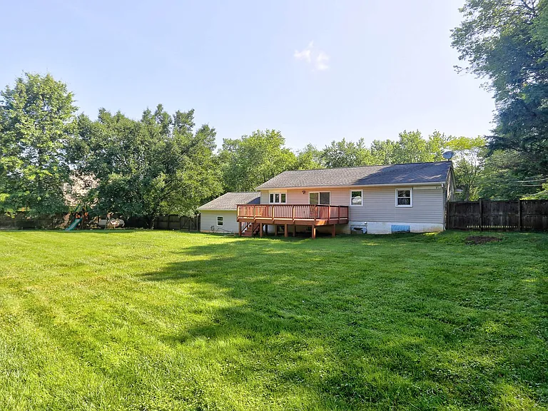 1735 Maple Ave — Photo 35