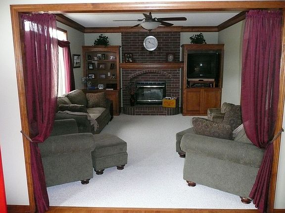 Living Room w/built-ins