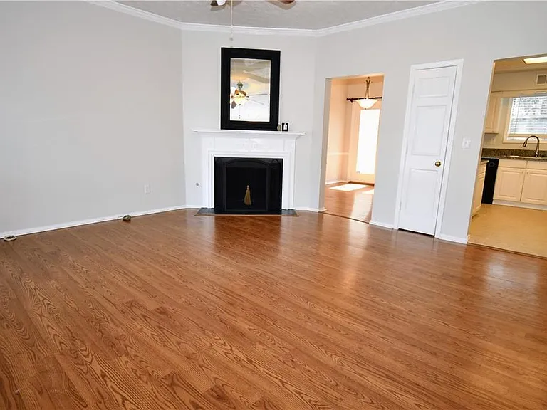 604 Wedgewood Way — Photo 2