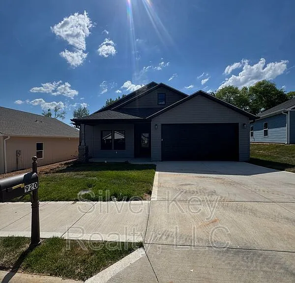 920 Stratford Ave — Photo 1