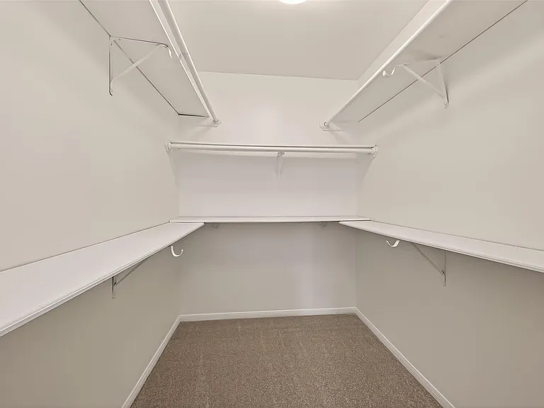 2431 Parkwood Ln — Photo 22