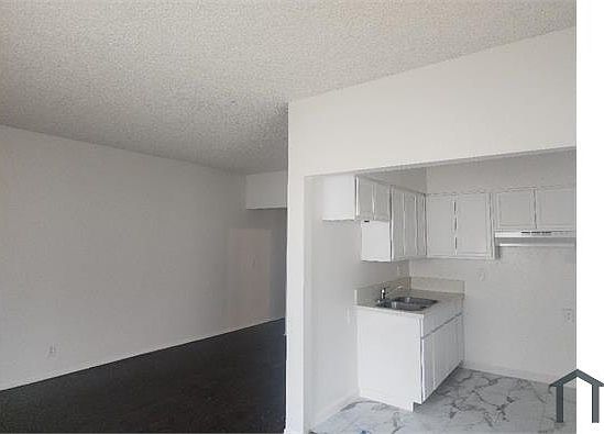 2nd image of 881 W Vernon Ave
