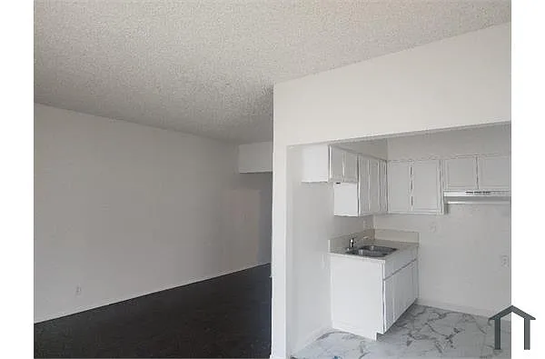 Building Photo - 881 W Vernon Ave