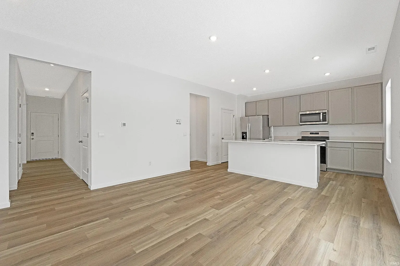 4 bed, 2053 sqft, $2,600 — Photo 2