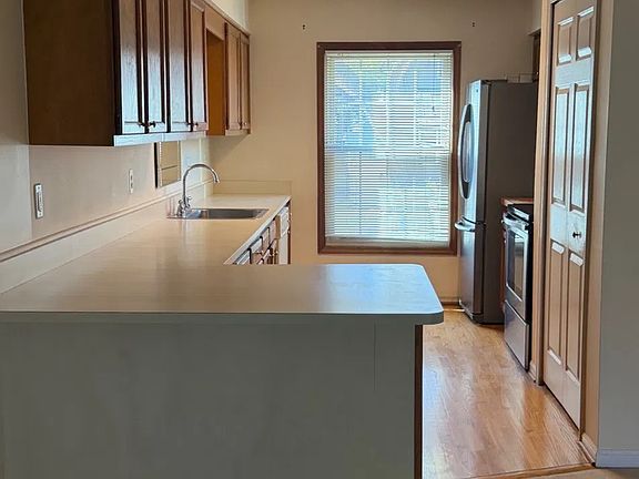 5th image of 768 York St