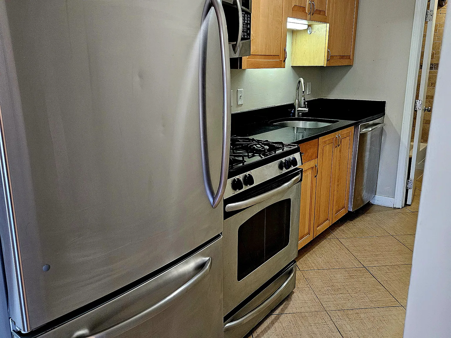 2 bed, 900 sqft, $1,750 — Photo 2