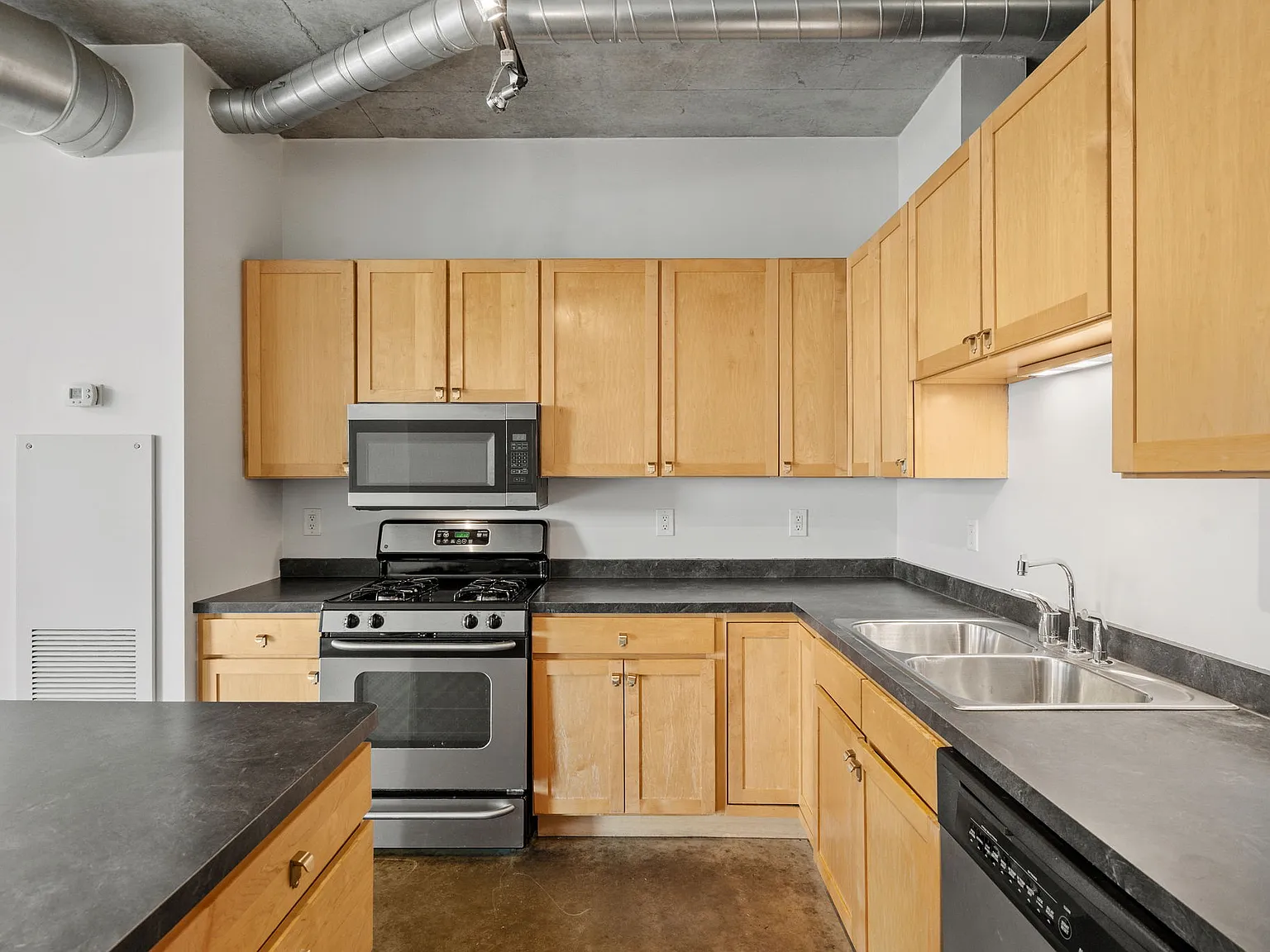 1 bed, 883 sqft, $2,195 — Photo 2