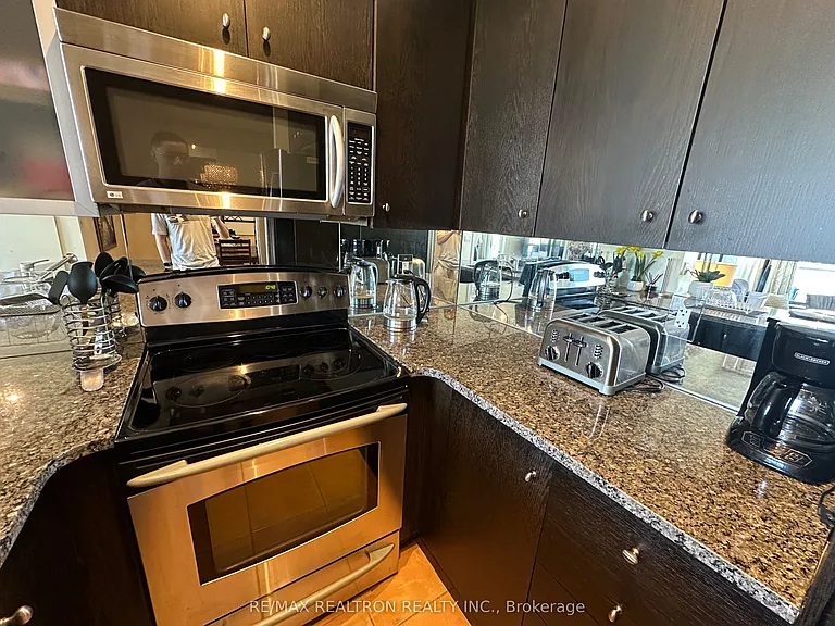 18 Yorkville Ave #1601 — Photo 9