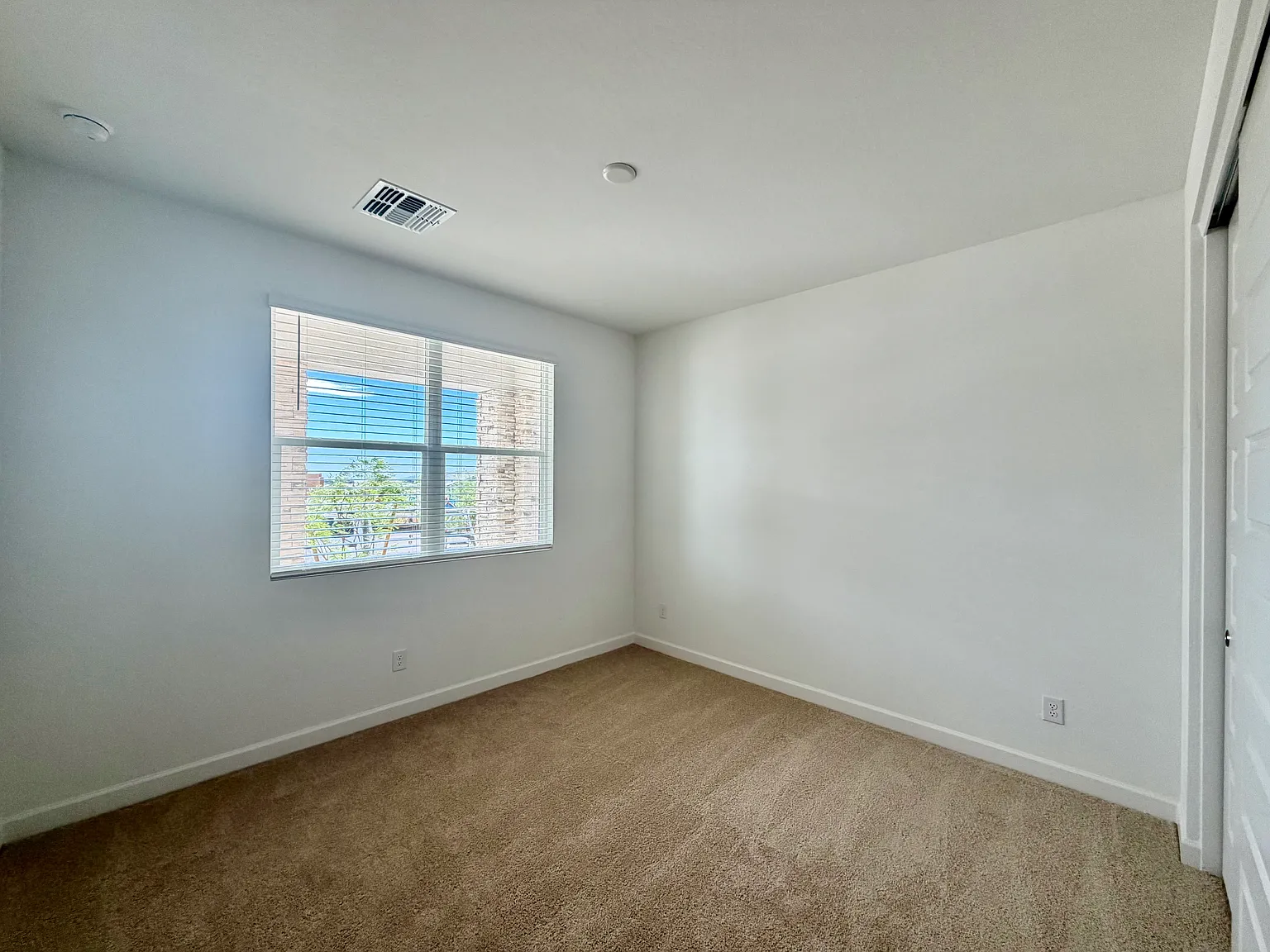 5 bed, 3176 sqft, $3,880 — Photo 3